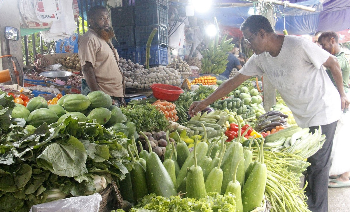সবজির বাজার স্থিতিশীল, বেড়েছে মুরগির দাম